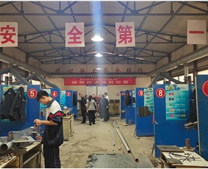 和靈石縣第一職業(yè)高中校領(lǐng)導(dǎo)在?？疾?
                                        class=